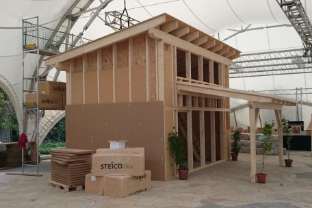 Modell eines Holzhauses mit ökologischer Dämmung